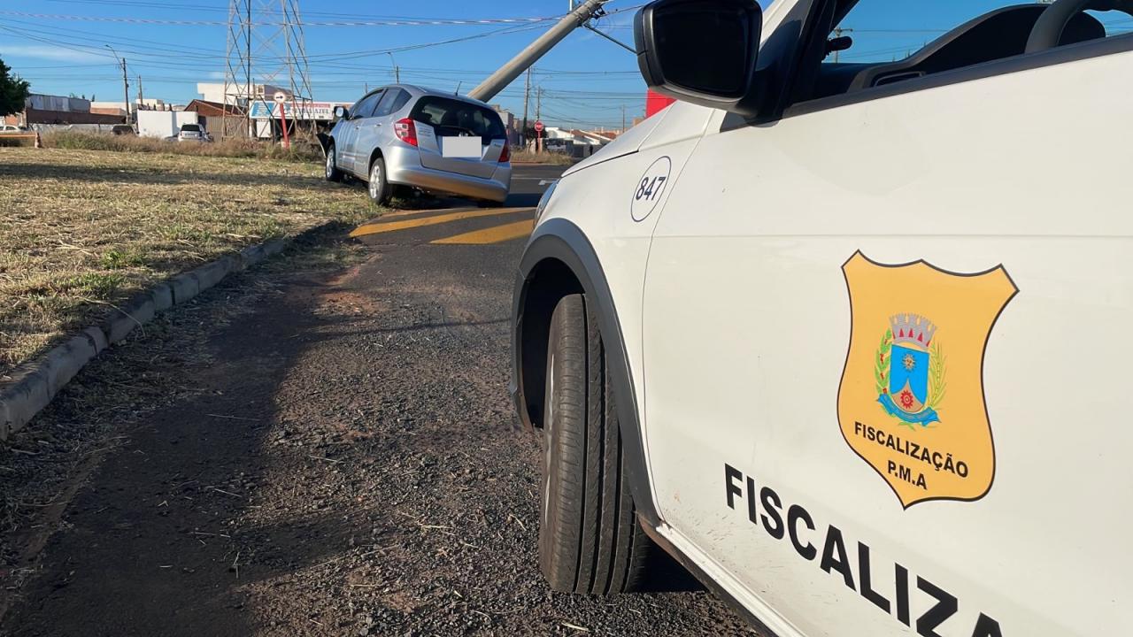 Foto 2 de 6 — Motorista perde controle de direção e bate em poste